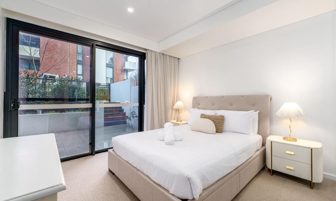 Griffith Apartment | Luxury Griffith Retreat steps from Iconic Manuka