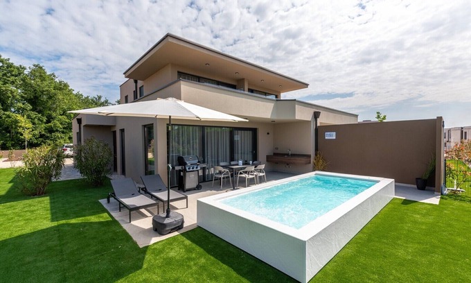 Dajla Apartment | Luxury Ground-Floor Apartment with Private Pool and Terrace in Istria, Just 150 Meters from the Sea
