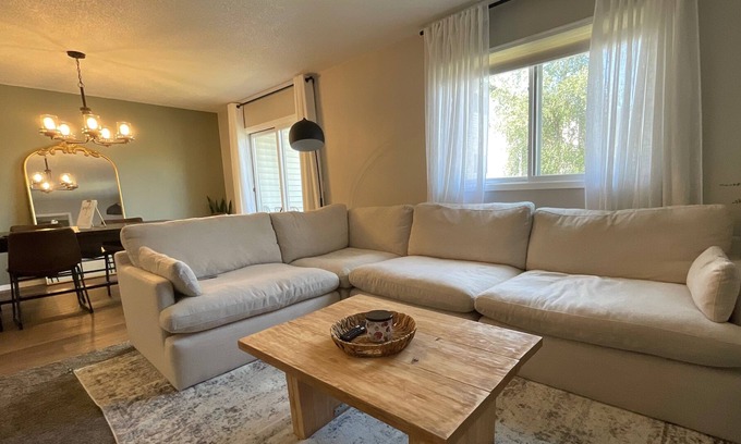 Weber Condo | Luxury Hawkeyes Retreat Home