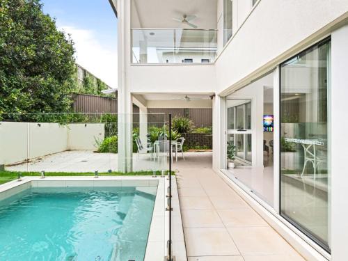 Carindale House | Luxury Hilltop Brand-New 5BD Holiday Home