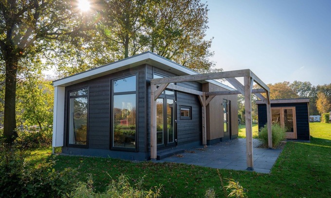 Sint Nicolaasga House | Luxury holiday home surrounded by water
