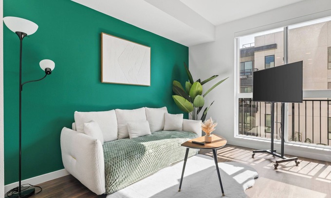 Los Angeles Apartment | Luxury Hollywood King Studio I Pool, Gym, Parking, 10min to Universal Studios