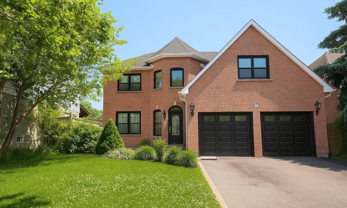Whitby House | Luxury home 4BR, Pool, & 5 Mins to 401