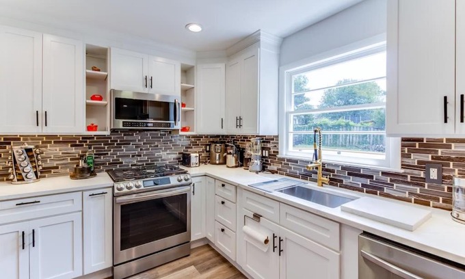 Dunn Loring House | Luxury Home in Heart of Vienna w/ huge backyard