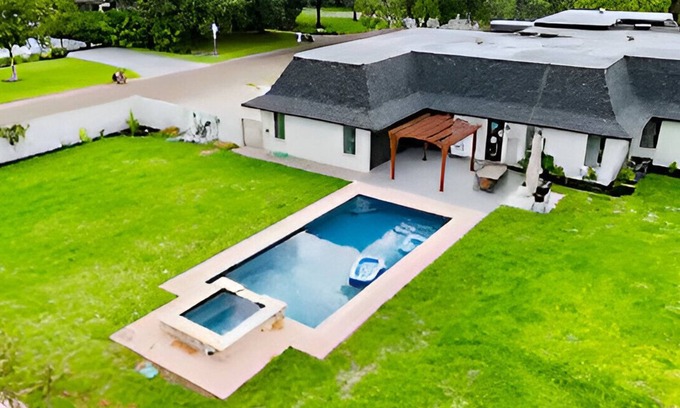 Edinburg House | Luxury Home, Sparkling Pool Jacuzzi, Sauna & More