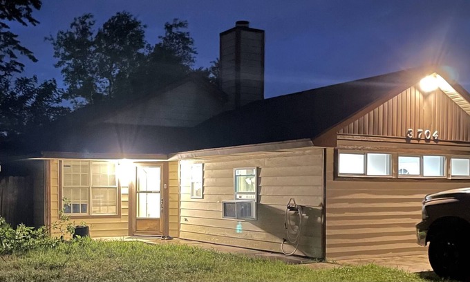 Killeen House | Luxury Home w Huge Bathroom to Relax -Pets/Kids ok