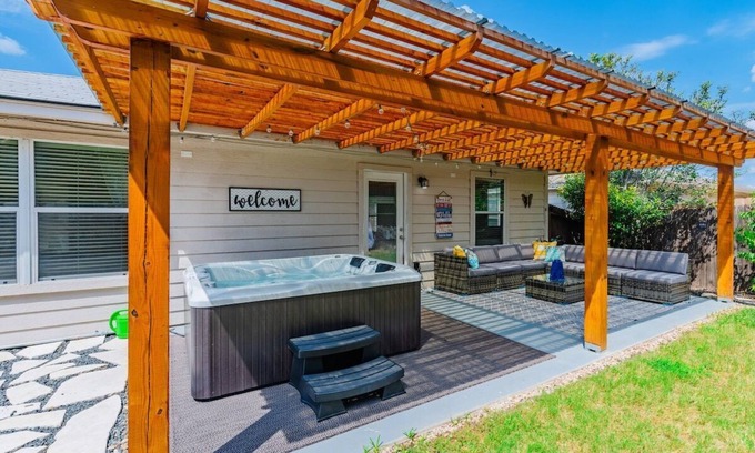 Wetmore House | Luxury Home with Hot-Tub, Pool Table & BBQ by Fiesta Texas & Seaworld