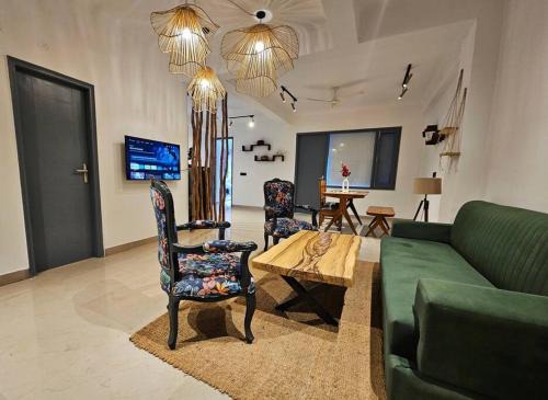 Kumarhatti Apartment | Luxury home with projector room near Kasauli