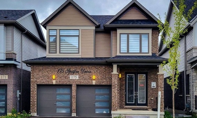 Mount Hope House | Luxury House in Hamilton, Next to John C. Munro Hamilton Airport.