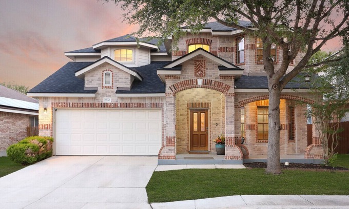 San Antonio House | Luxury House Near Six Flags and La Cantera!