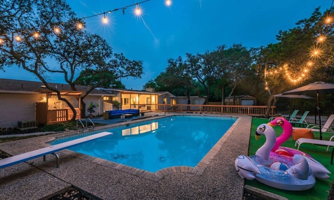 Wetmore House | Luxury House with a Huge Pool & Game Room by Fiesta Texas & Seaworld