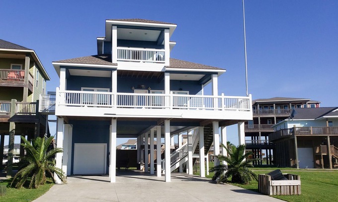 Port Bolivar House | Luxury in Crystal Beach~ 4/3 ~ Beautiful Beach Views~Direct beach access