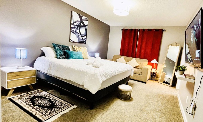 Southeast Edmonton House | Luxury in Laurel-8 guests+1 Baby,4 beds,2.5 bath,Dbl Grg,discount w direct book.