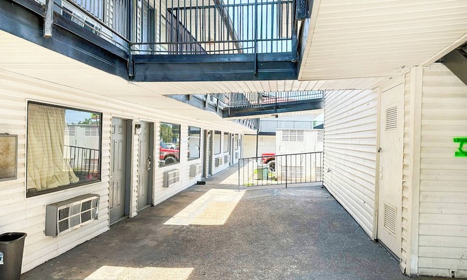 Albany Hotel | Luxury Inn by OYO Albany
