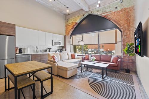 Downtown Dallas Apartment | Luxury - Kay Bailey - Free Parking