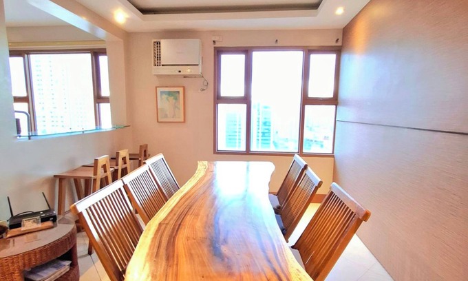 Ermita Night District Apartment | Luxury King 5BR 4BA Condo w/2 Balconies, Ocean View, Pool, Netflix