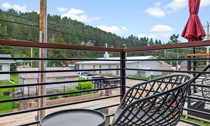 Hill City Apartment | Luxury King Studio Downtown Main Street