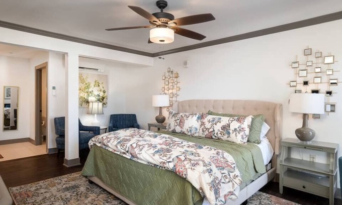 Parkville Apartment | Luxury King Studio | ❤ of Parkville w/ Views+ Desk