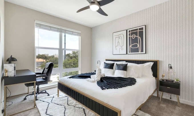 Courier City - Oscawana Apartment | luxury King suite W/Views,Pool,Gym & Free Parking