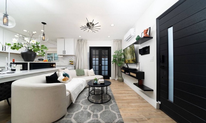 Anaheim Colony Historic District House | Luxury Kitchen & Private Courtyard: Top Features