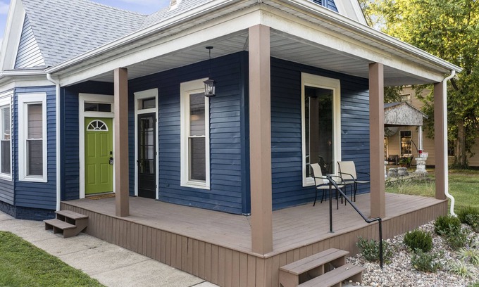 New Albany House | Luxury @ LaFayette Place, downtown New Albany. Minutes to Louisville.n
