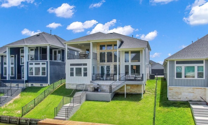 French Quarter House | Luxury Lake Conroe Retreat: 5 Bedrooms, Private Dock, Balconies & Stunning Canal Views!