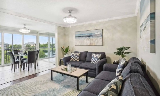 Jupiter Bay Condo | Luxury, Lake & Sunset Views, pool, 1/2mi to beach!