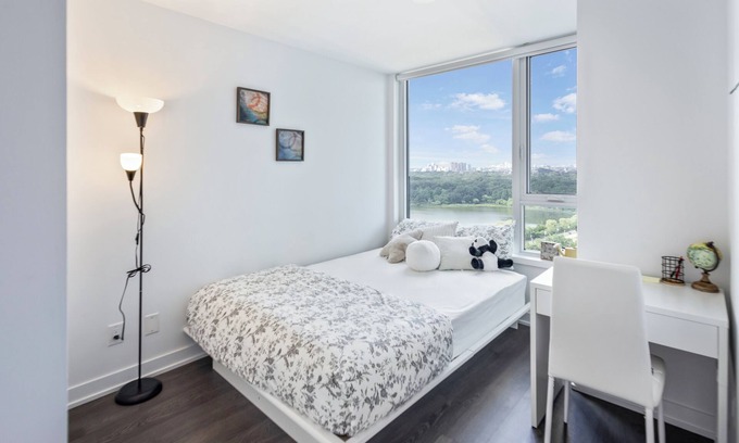 Swansea Condo | Luxury lake view |Beach pool |High park |Outdoor Swimming Pool |Balcony