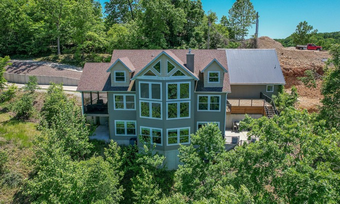 Linn Creek House | Luxury Lakeaway Chalet with Bunkhouse
