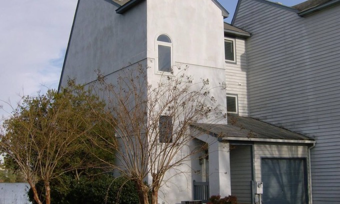 Hampton House | Luxury Lakefront 3-bedroom 3.5-bath Townhome with WiFi in Hampton