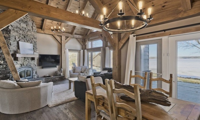 Caddy Lake Cottage | LUXURY LAKEFRONT COTTAGE
