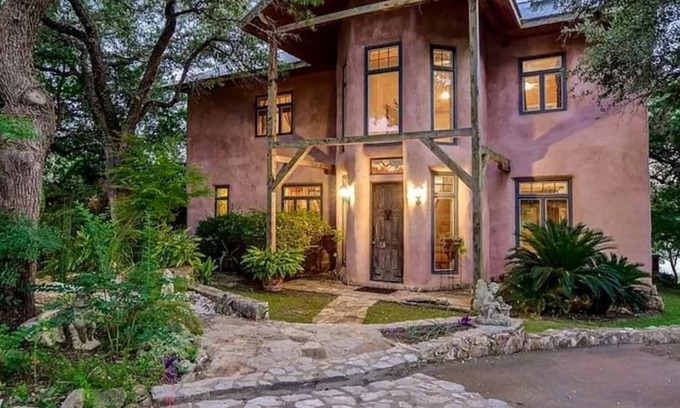 Spicewood Bed & Breakfast | Luxury Lakefront Escape: Massage, Yoga, Winery, Kayaks, SUPs, Krause Springs!