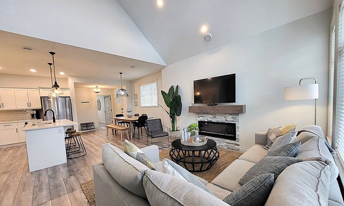 Okanagan-Similkameen House | Luxury Lakefront Escape – Steps from Beach & Pools!
