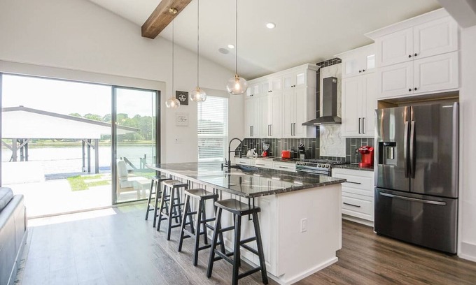 Willis House | Luxury Lakefront Home w/Overhanging Deck + Kayaks