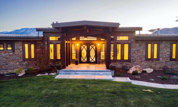 Huntsville House | Luxury Lakefront Retreat