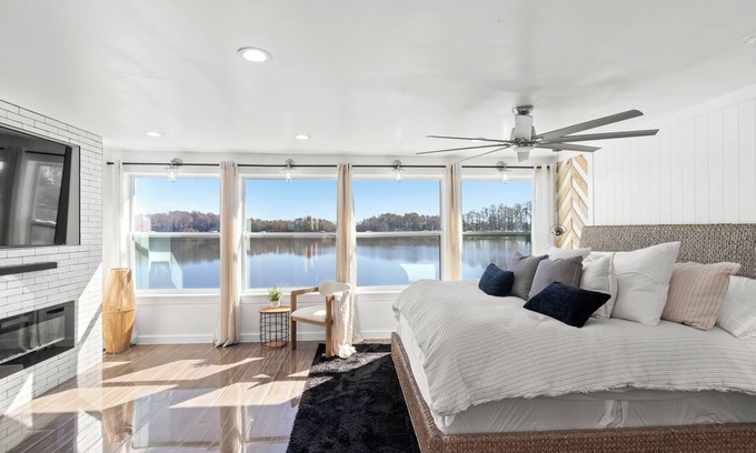 Land O' Lakes House | Luxury Lakefront Skiing & Boating Retreat in FL!