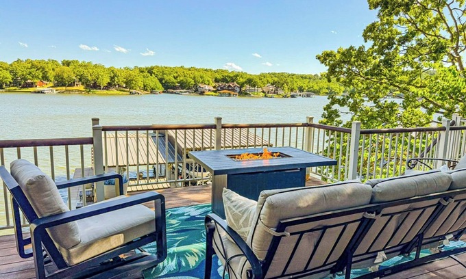 Gravois Mills House | Luxury Lakefront 5Bed/4Bath/Dock/Hot Tub/Kayaks/Firepit-Sleeps 13 Great Quiet Cove