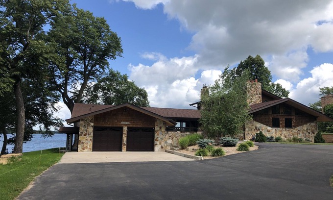 Alexandria House | Luxury Lakeshore 8 Bedroom Lodge on Alexandria, MN Chain of Lakes
