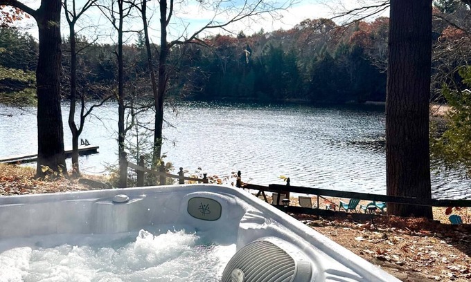 Apsley House | Luxury lakeside retreat available all year round!