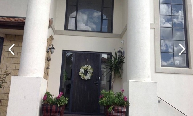 Somerville House | Luxury Large 2 Storied Villa Walk to Shopping Mall Howick