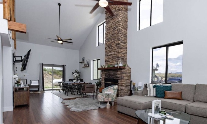 Dewey-Humboldt House | *Luxury Lavender L'auberge *Fireplace *Coffee Bar