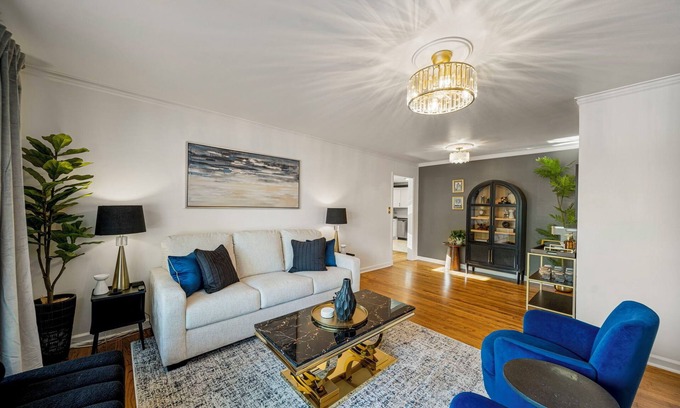 Mayo Meadow House | LUXURY & LOCATION!n200ft away from The Tulsa Expo Square!nSleeps up to 9!