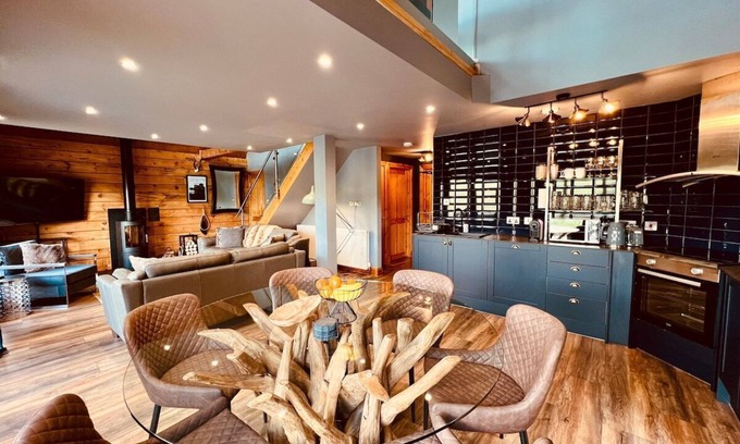 Foyers Cabin | Luxury Loch Ness lodge with hot tub & sauna