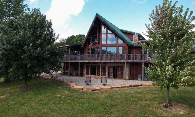 Bremen Cabin | Luxury Lodge on 125 acres on Hocking Hills Farm