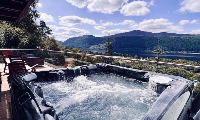 Foyers Cabin | Luxury lodge on Loch Ness + hot tub & sauna