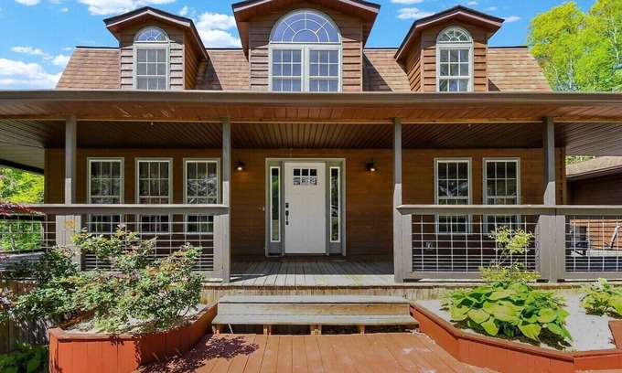 Lancaster Cabin | Luxury Lodge w/Gourmet Kitchen, Hot Tub & Wood Burning Fireplace! Pet Friendly
