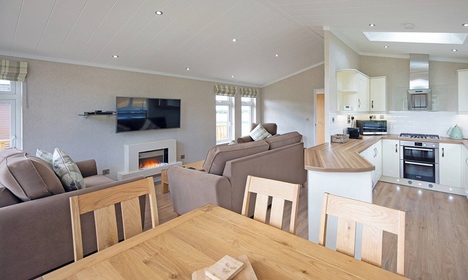 Diss Ski Chalet | Luxury lodge with one double with en suite shower and two twin.