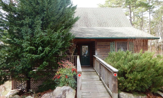 Mount Ida Cottage | Luxury, loft, log-sided two bedroom Harbor North cottage on Lake Ouachita. by RedAwning