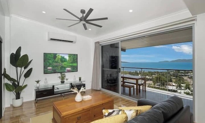 Castle Hill Apartment | Luxury Loft with Stunning Views (Downstairs)