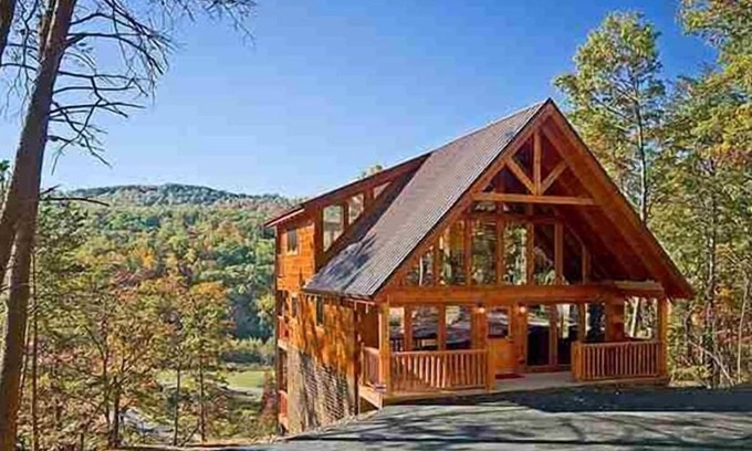 Gatlinburg - Pigeon Forge Cabin | Luxury Log Cabin, Mt Views, Central Location, 3 King Suites Game & Theater Rooms